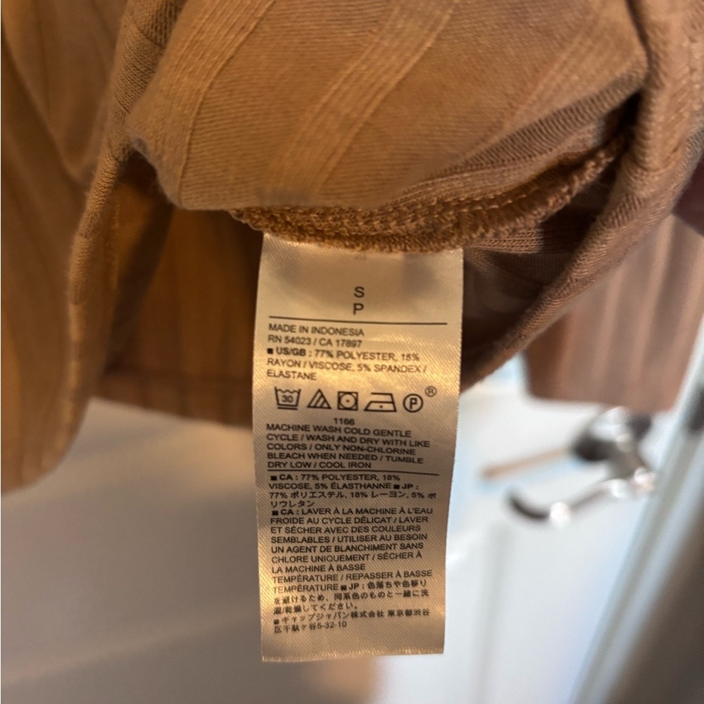 Banana Republic women’s tan Long Sleeve ribbed Henley top - Picture 5 of 5